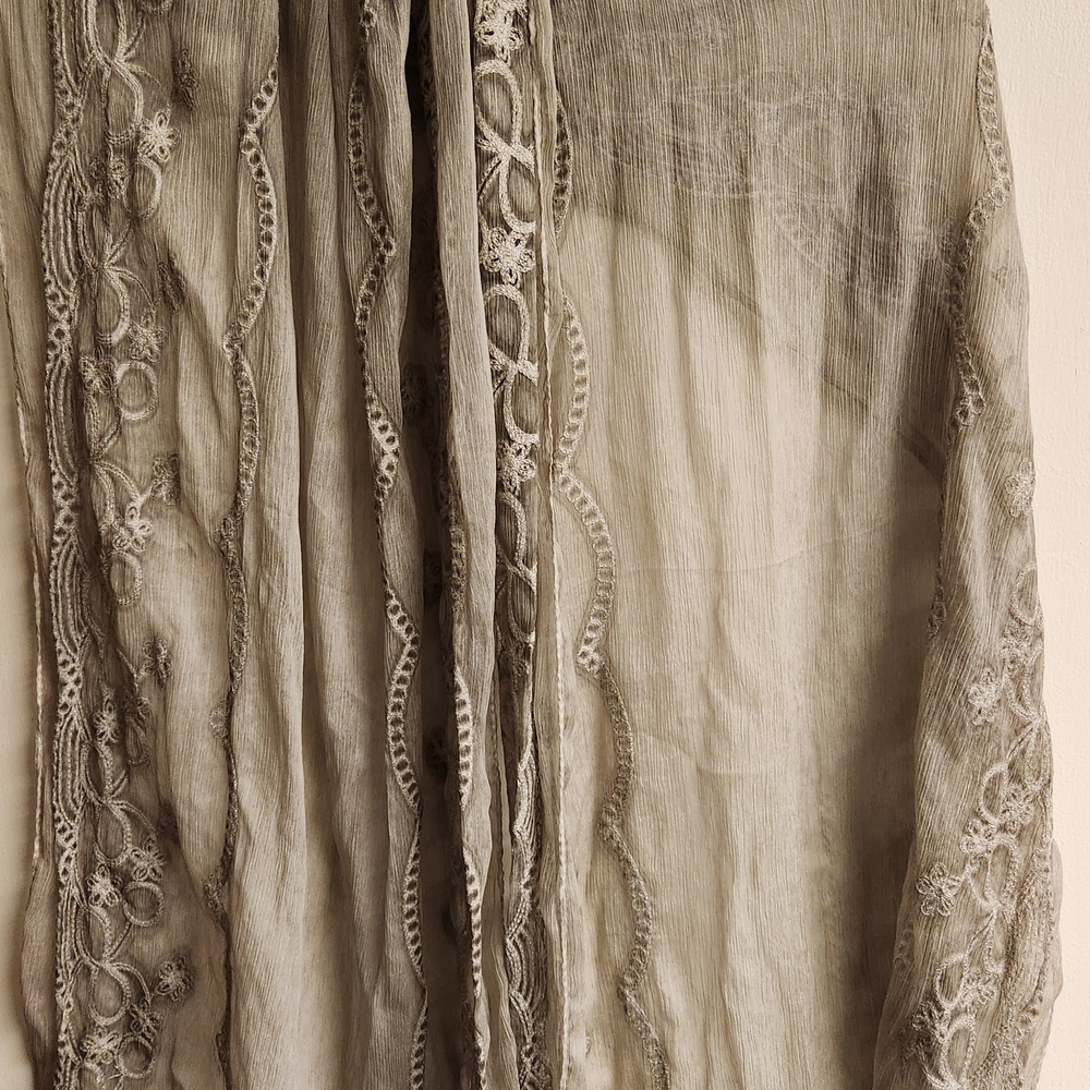 Elegant Lace-Trimmed Scarf in Gray